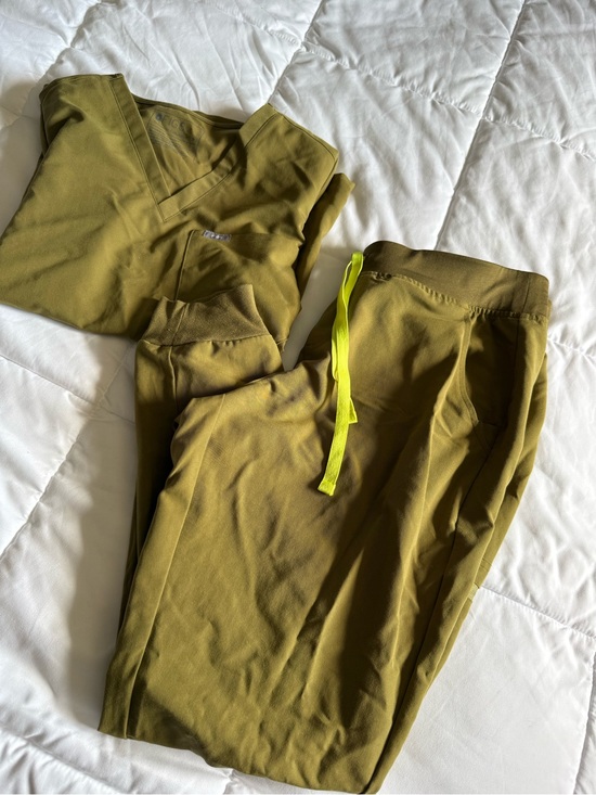 Figs Pants - FIGS women’s Olive Green Scrub Set with Neon Drawstring